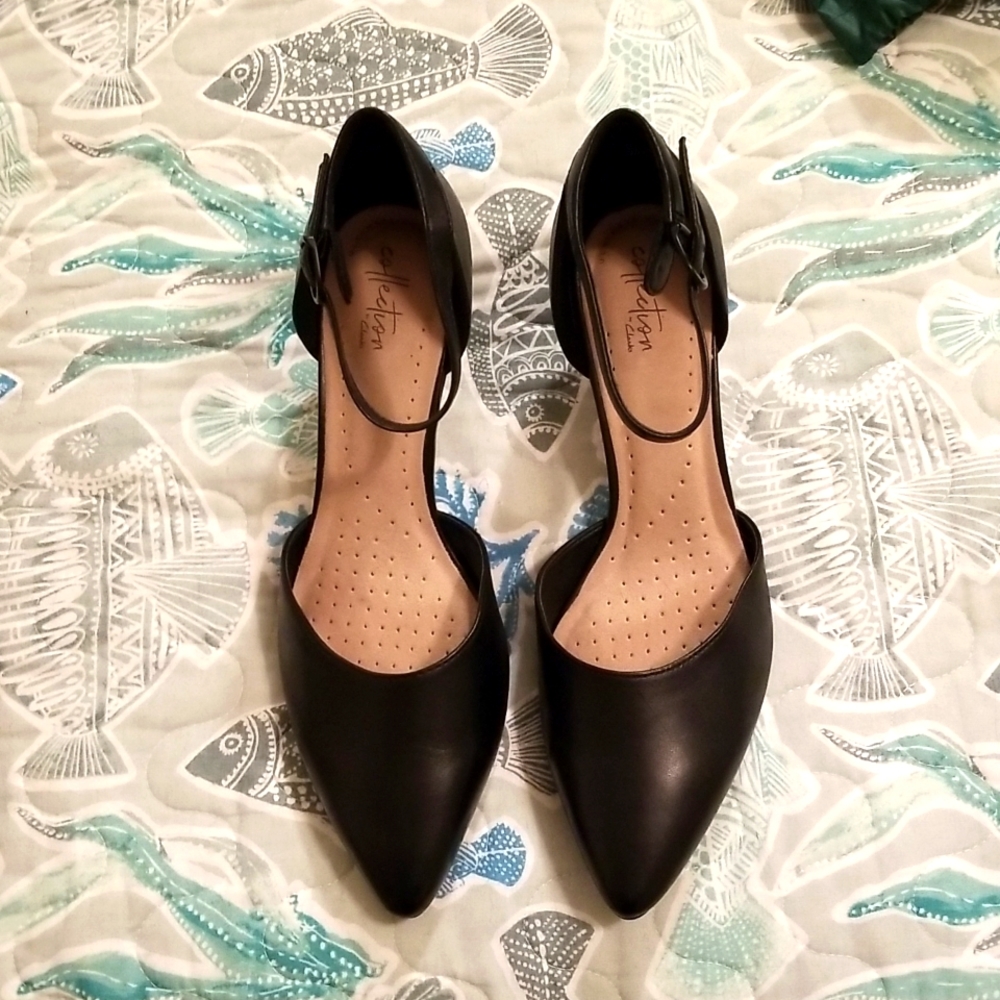 NWOT Clarks leather pumps